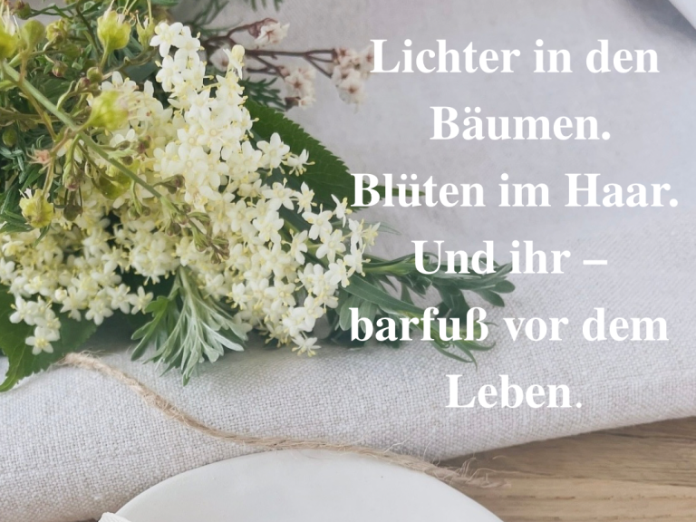 Gartenhochzeit mit Boho Vibes und Blumen Schlichte Ringschale mit Satinband – inszeniert auf Tisch mit Wildblumen und Licht