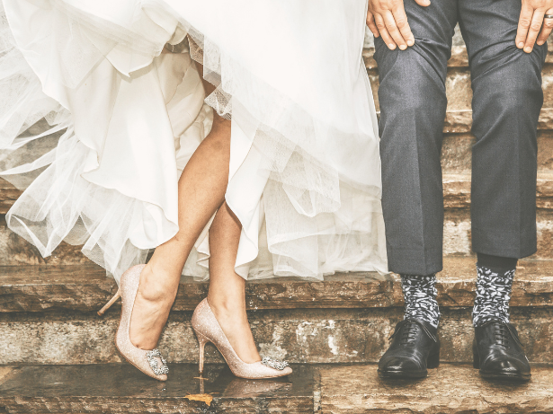 Elegante Schuhe eines Brautpaares, mit gestuftem Kleid und gemusterten Socken. Elegante Schuhe eines Brautpaares, mit gestuftem Kleid und gemusterten Socken.