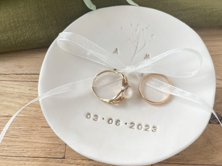 Schälchen zur Hochzeit mit Wildblumenmotiv – Erinnerungsstück für den großen Tag Ringschale Hochzeit handgetöpfert Schlichte Ringschale mit Satinband – inszeniert auf Tisch mit Wildblumen und Licht