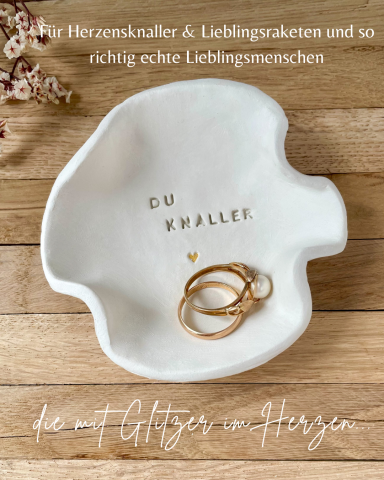 Schälchen mit der Aufschrift „DU KANNST“ und daneben zwei goldene Ringe.