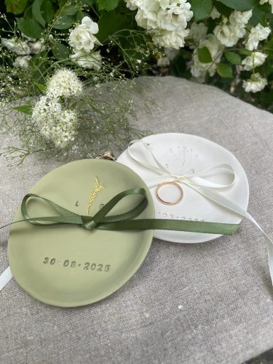 Zwei Tellers mit Ribbons in Grün und Weiß, beschriftet mit einem Datum.
