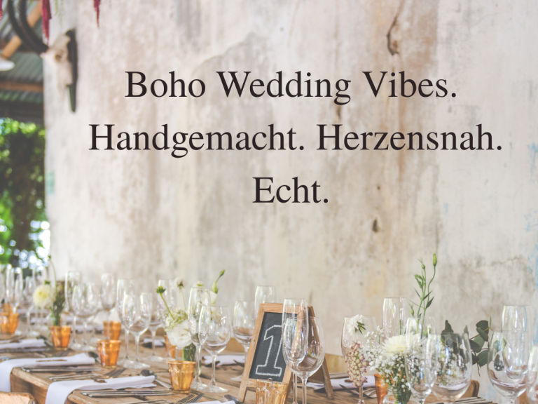 Keramik Ringschale mit Namen und Hochzeitsdatum – handmade in Germany Tischdekoration für eine Boho-Hochzeit mit Blumen und elegantem Geschirr.