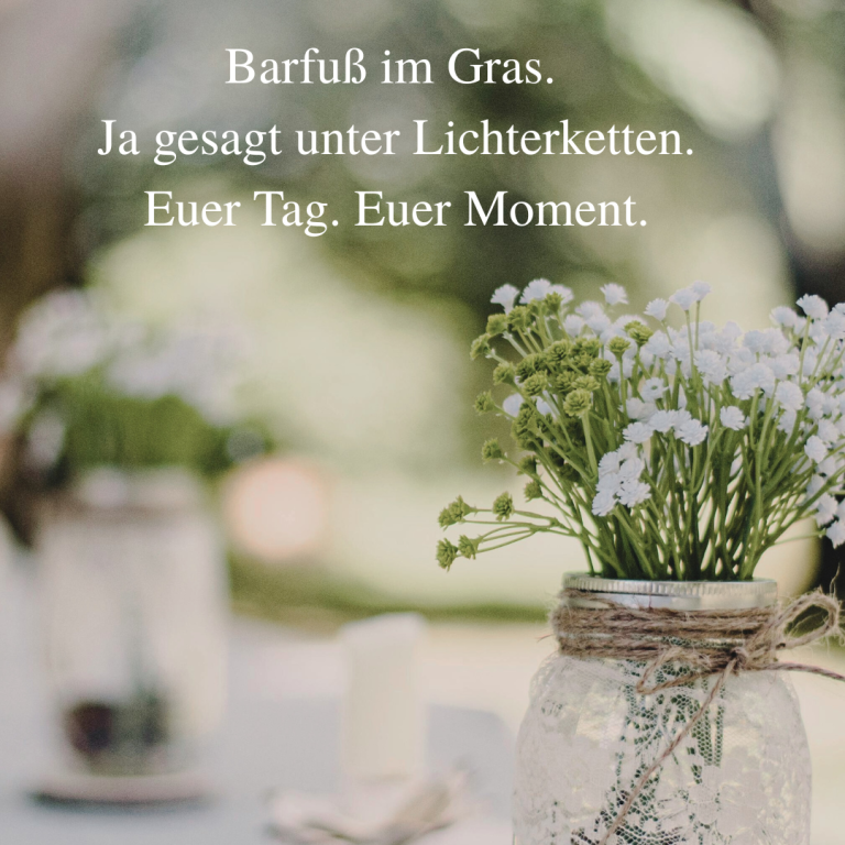 Ein Glas mit Blumen und Text über einen besonderen Moment im Freien.